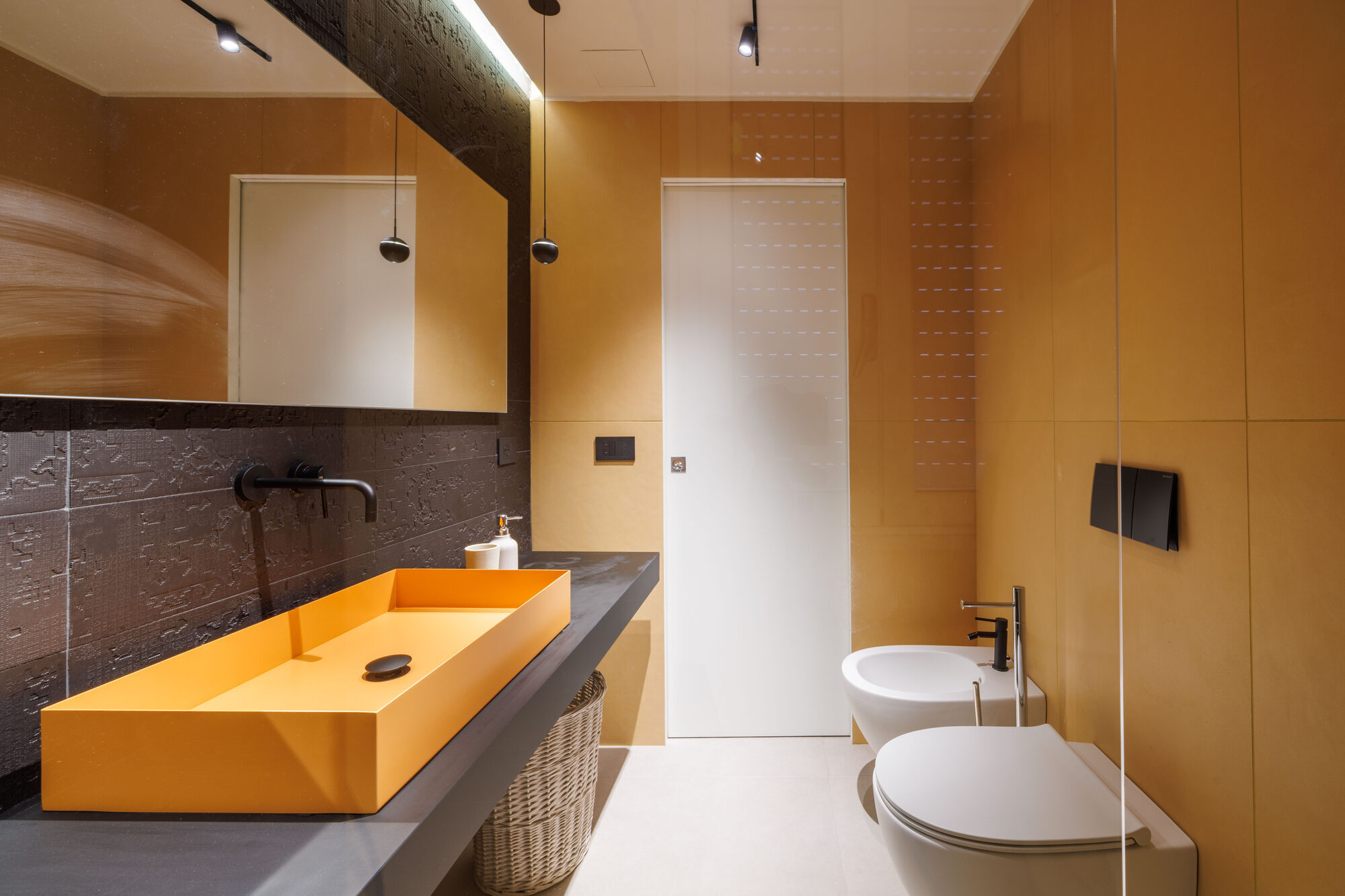 Bagno con lavabo in resina ocra