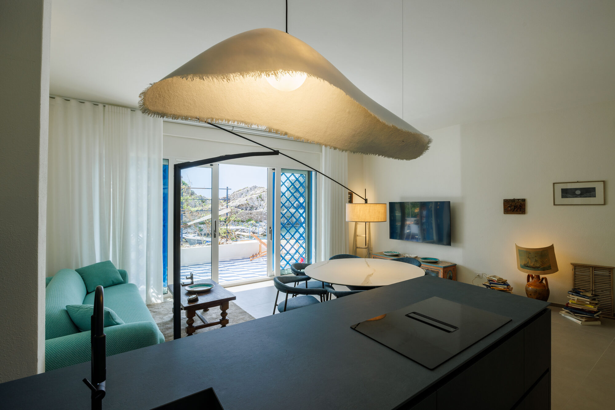 Soggiorno con lampada a sospensione e vista sul mare