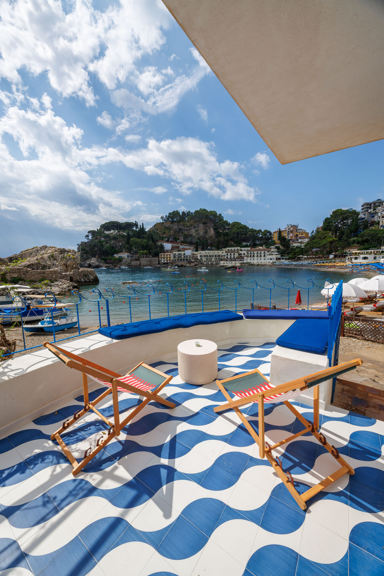 Terrazza con sdraio e vista sulla baia